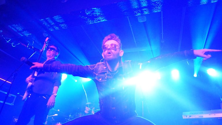 Paweł Stasiak z Papa D. (Papa Dance) w trakcie koncertu w Manchesterze z DJ Miłoszem 10.03.2023